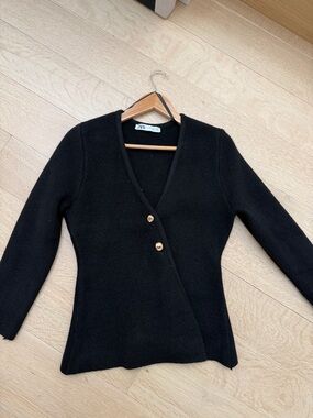 ZARA Black V-Neck Button-Front Women's thick Sweater Brand new